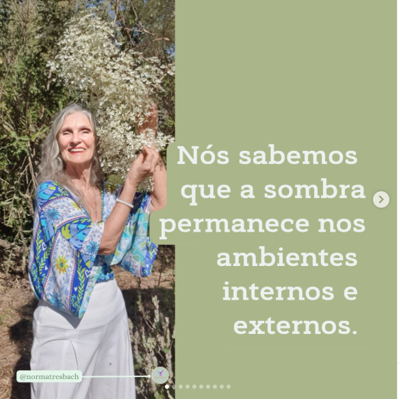 Norma Tresbach sorrindo na natureza